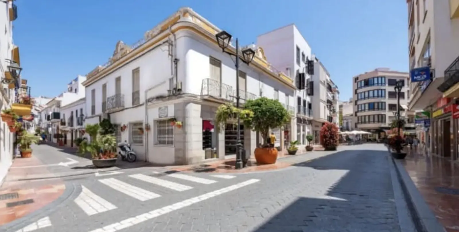 Sale of commercial premises in Estepona 1
