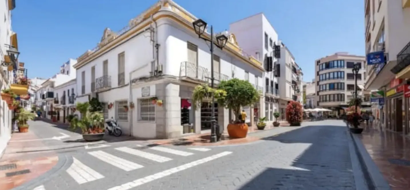 Venta de local comercial en Estepona 0