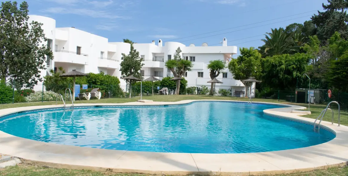 Venta de apartamento en planta media en Estepona 1