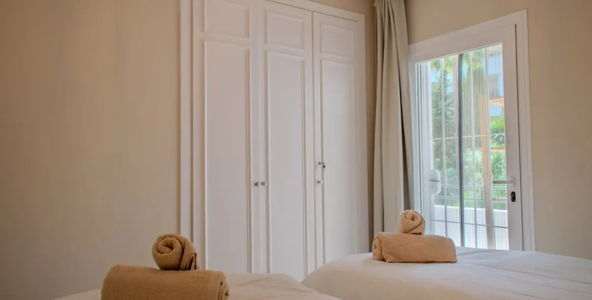 Venta de apartamento en planta media en Estepona 15