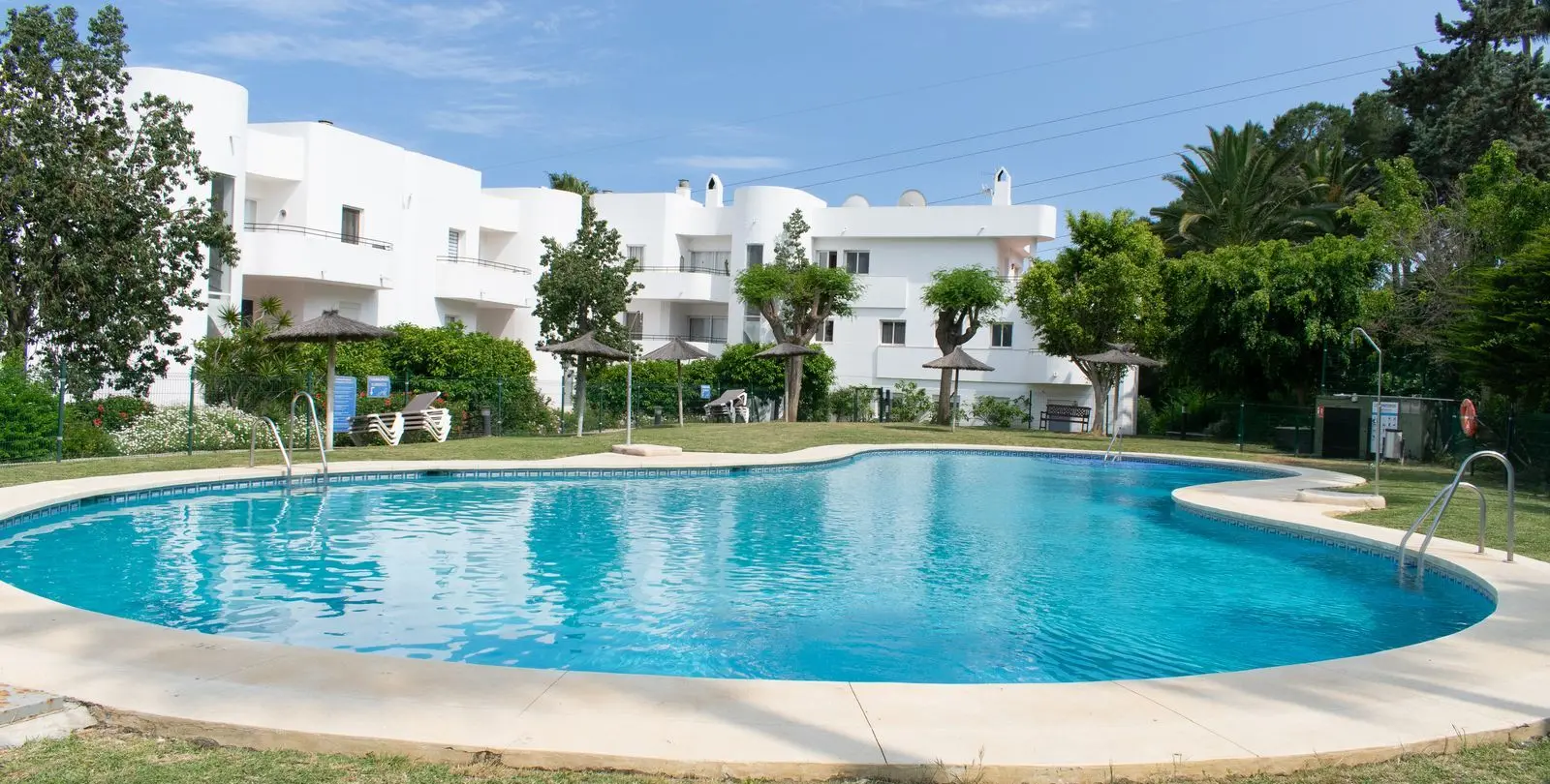 Продажа апартаментов на среднем этаже в Estepona 1