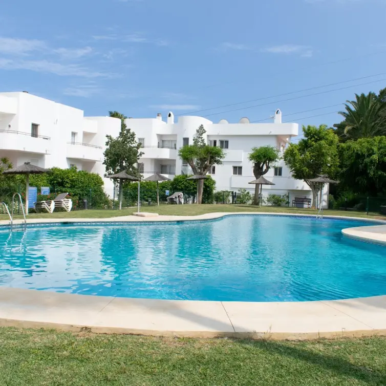 Sale of middle floor apartment in Estepona