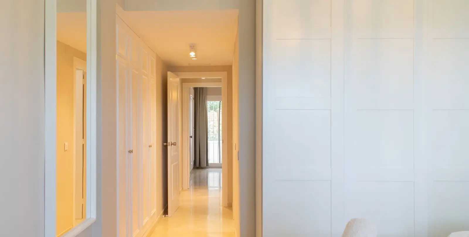 Продажа апартаментов на среднем этаже в Estepona 10