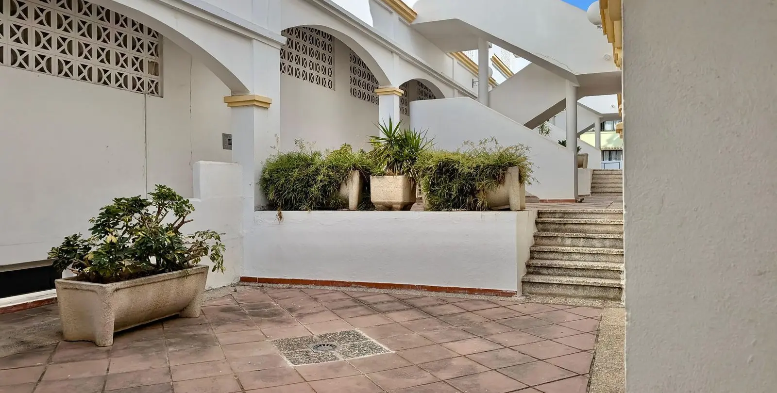 Sale of penthouse in Calahonda 40