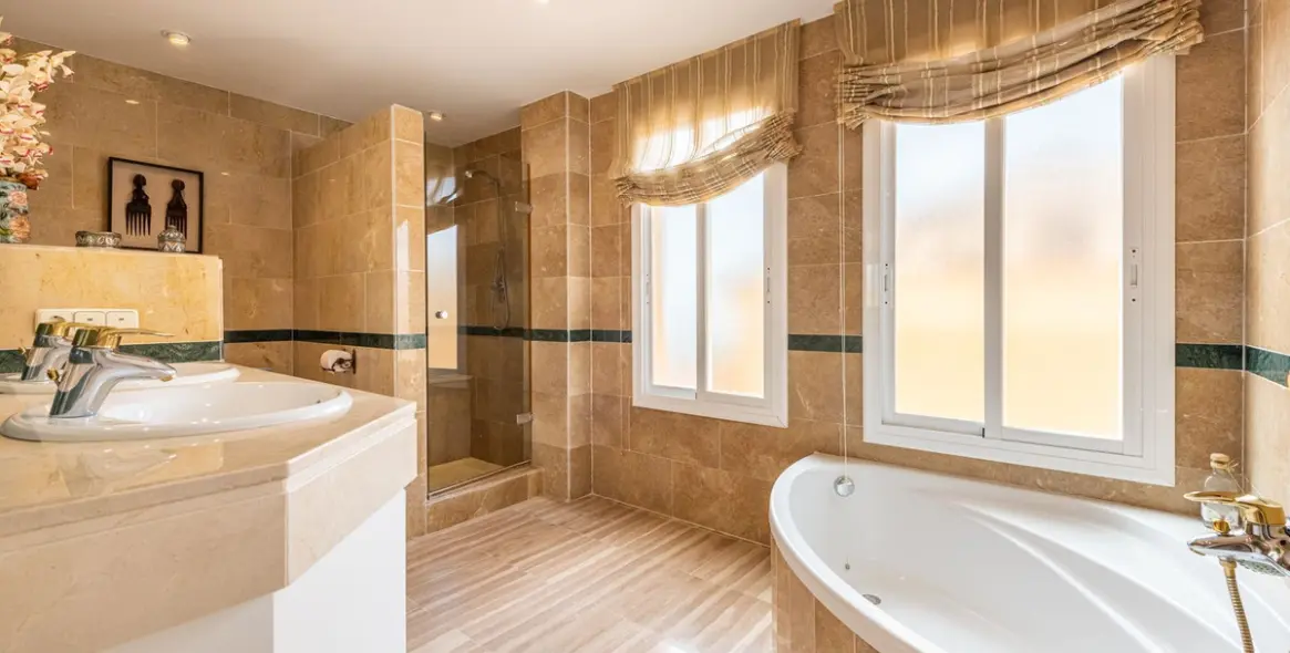 Продажа двухуровневого пентхауса в Elviria 20