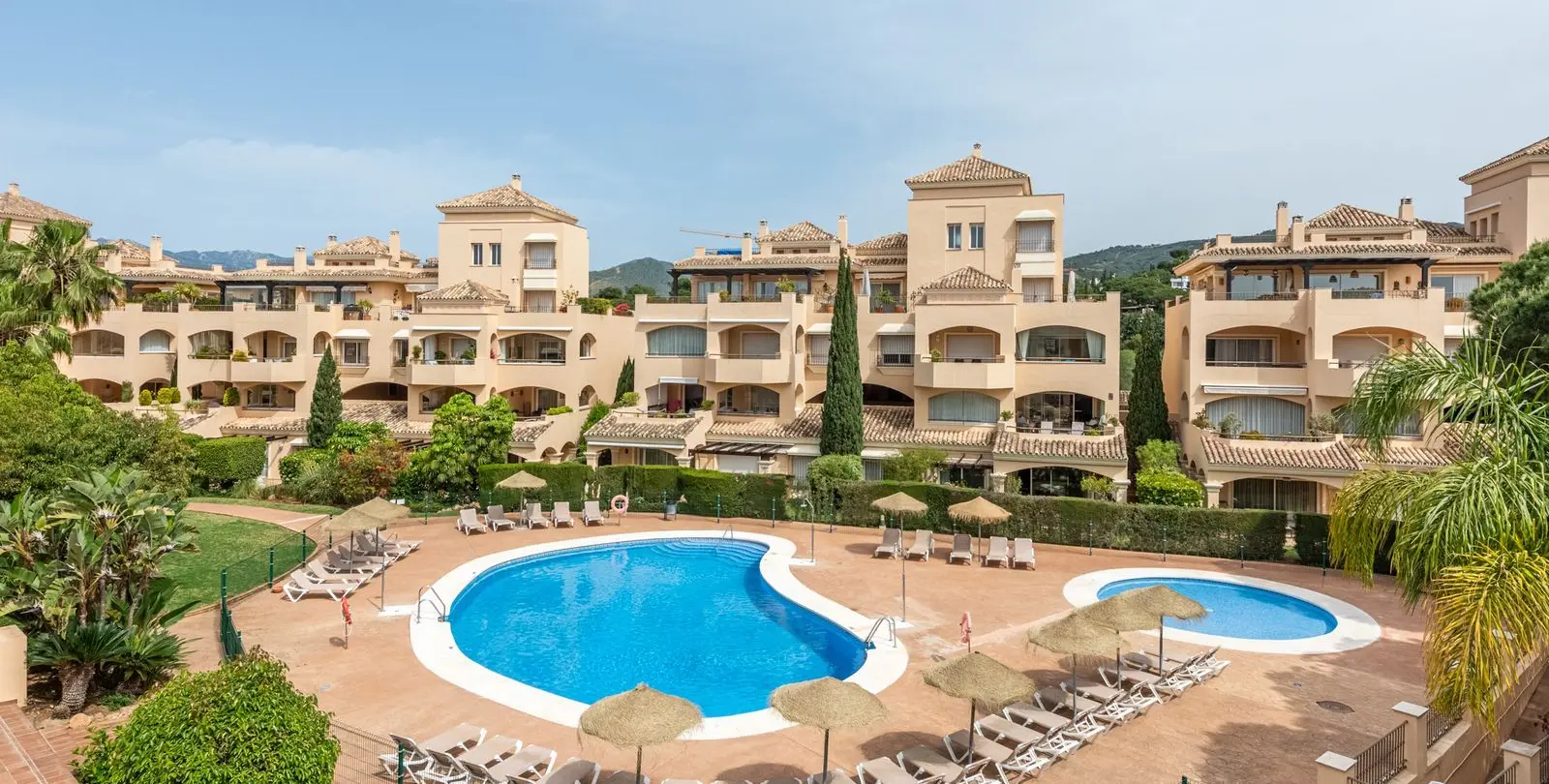Продажа двухуровневого пентхауса в Elviria 18