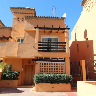 Long-term rent of semi-detached house in The Golden Mile