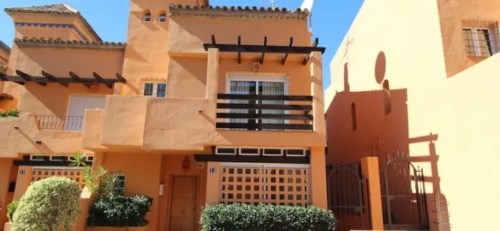 Long-term rent of semi-detached house in The Golden Mile 0
