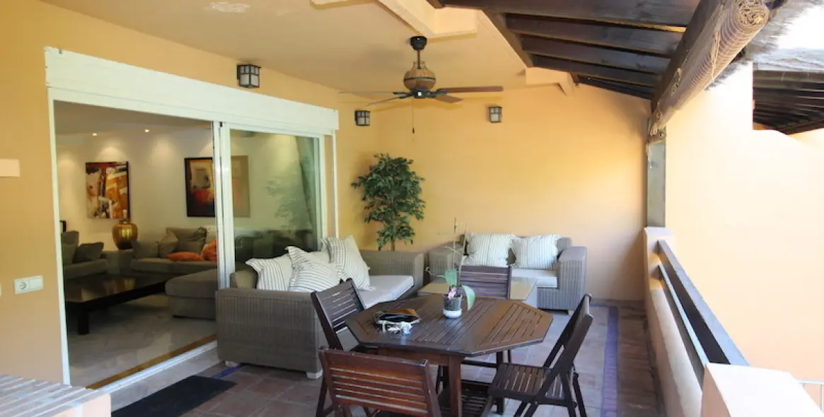 Long-term rent of semi-detached house in The Golden Mile 6