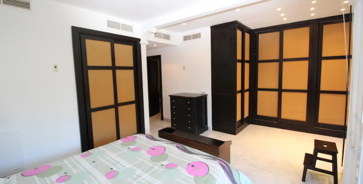 Long-term rent of semi-detached house in The Golden Mile 11