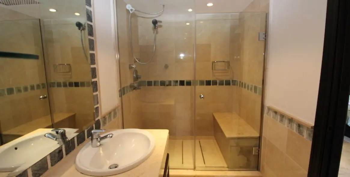 Long-term rent of semi-detached house in The Golden Mile 12