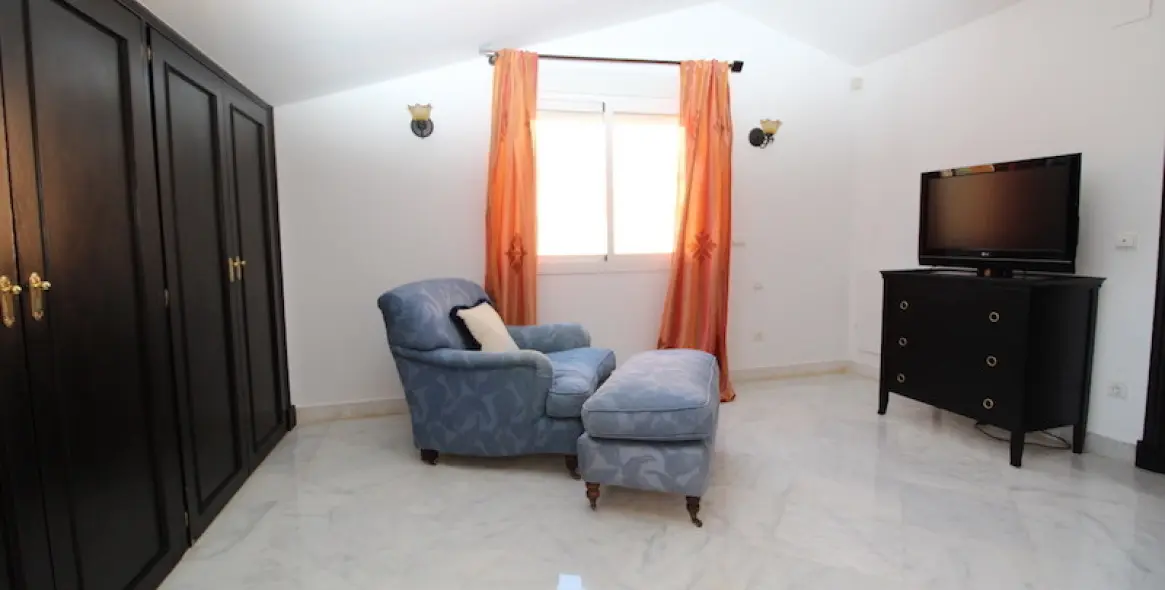 Long-term rent of semi-detached house in The Golden Mile 14