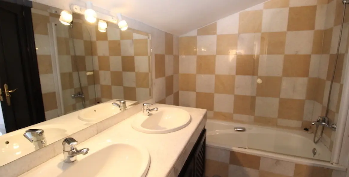 Long-term rent of semi-detached house in The Golden Mile 15