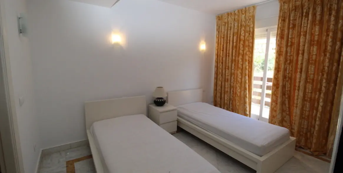 Long-term rent of semi-detached house in The Golden Mile 16