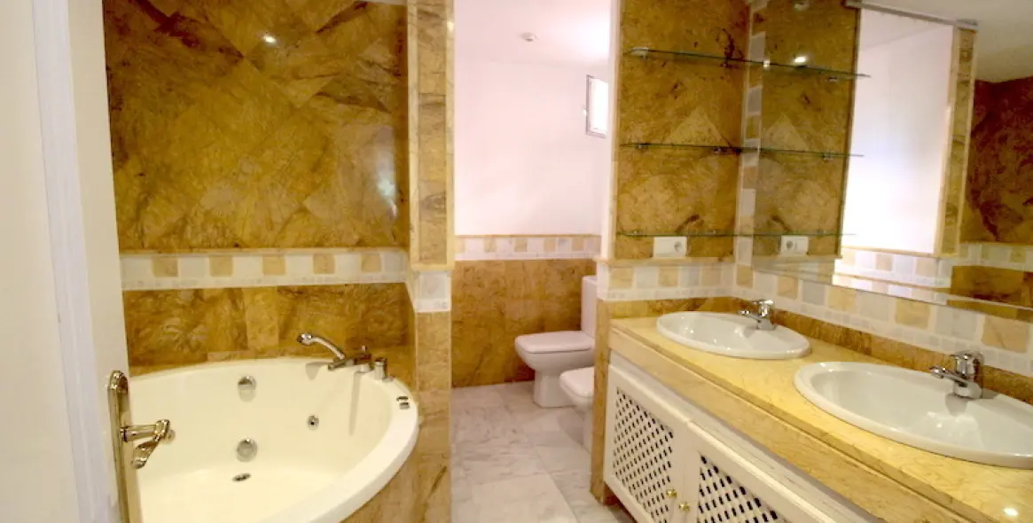 Long-term rent of semi-detached house in The Golden Mile 17