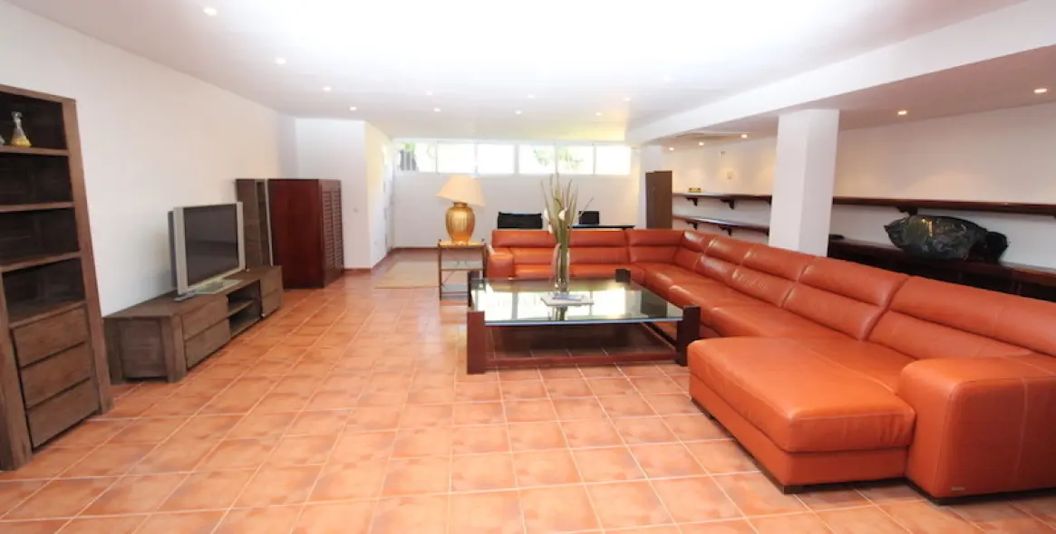 Long-term rent of semi-detached house in The Golden Mile 18
