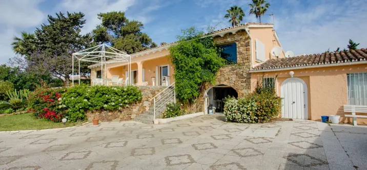 Venta de villa independiente en Estepona 1