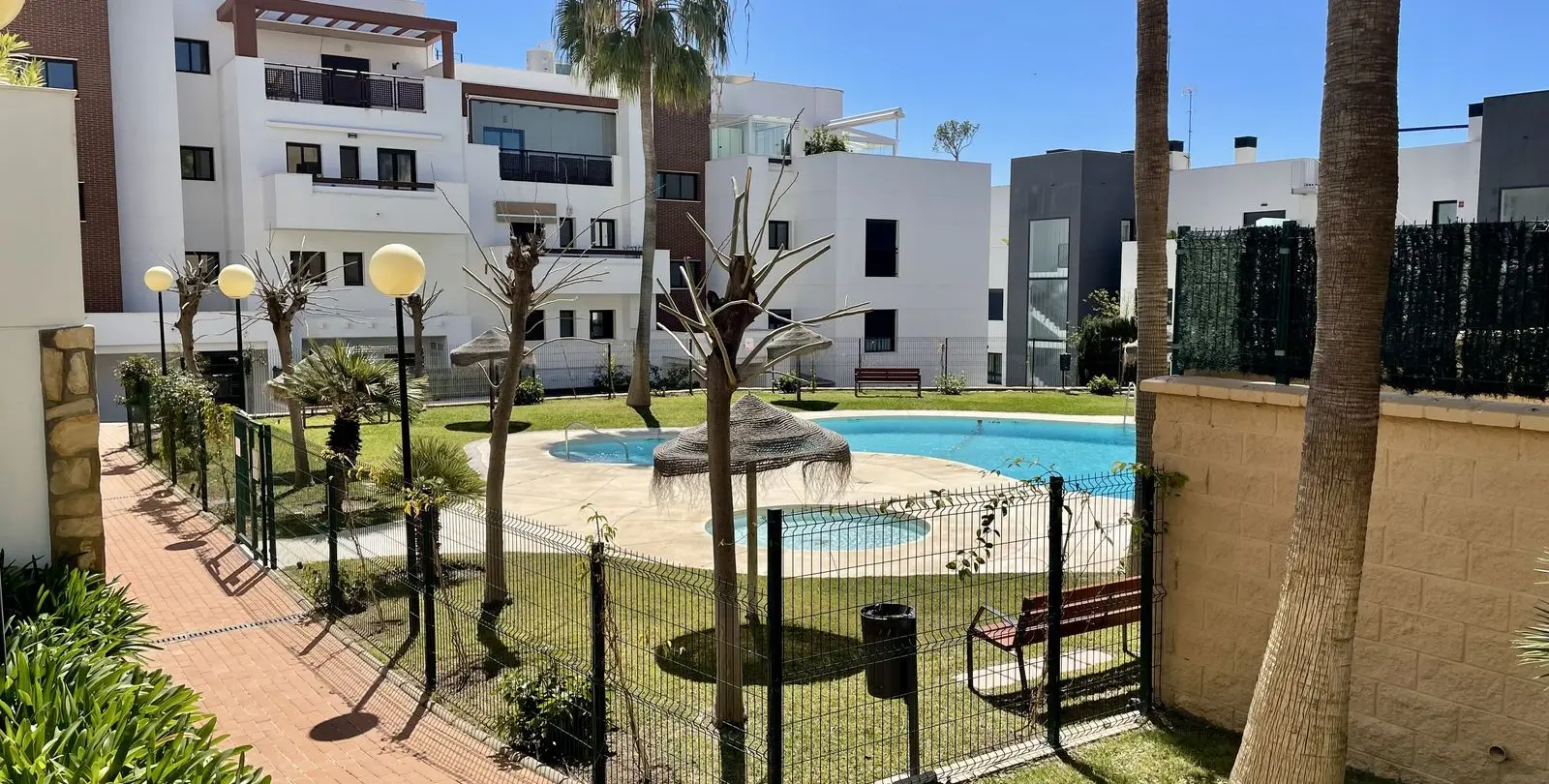Sale of middle floor apartment in La Cala 1