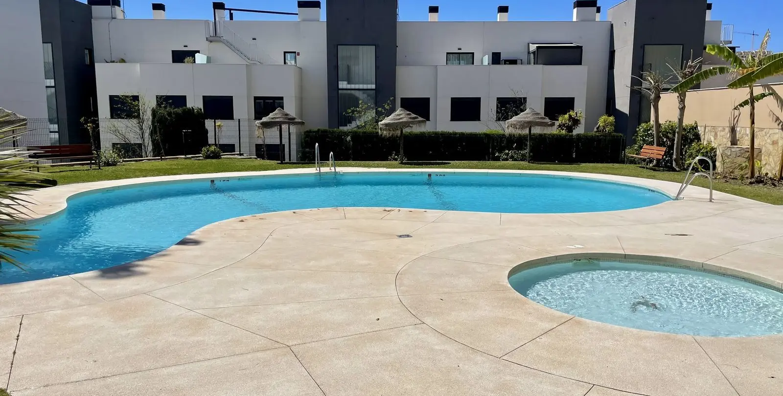 Sale of middle floor apartment in La Cala 2