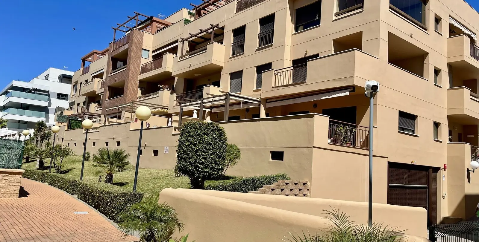 Sale of middle floor apartment in La Cala 21