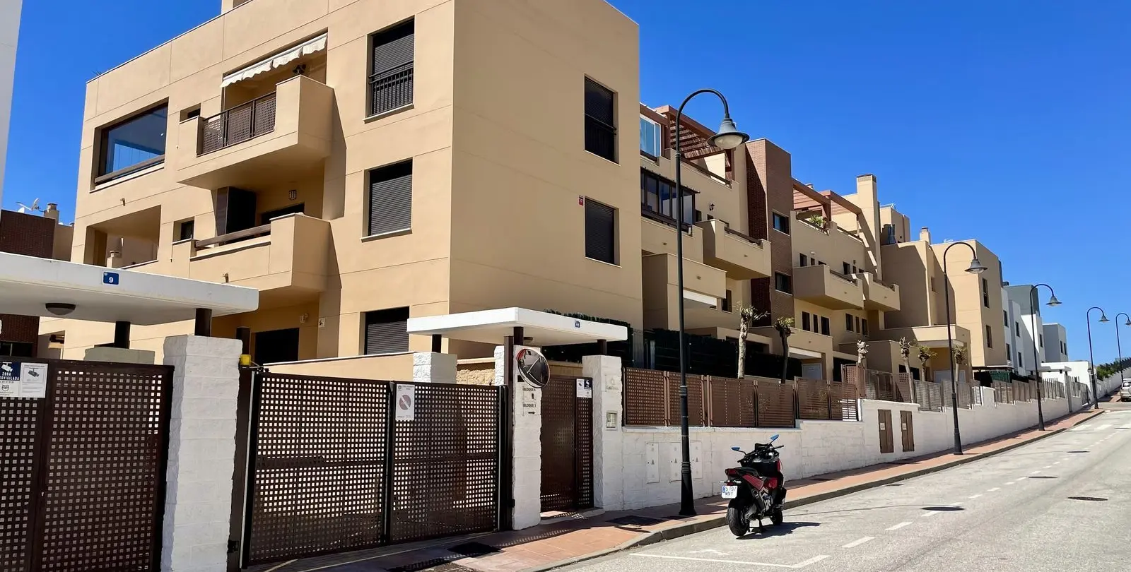Sale of middle floor apartment in La Cala 24