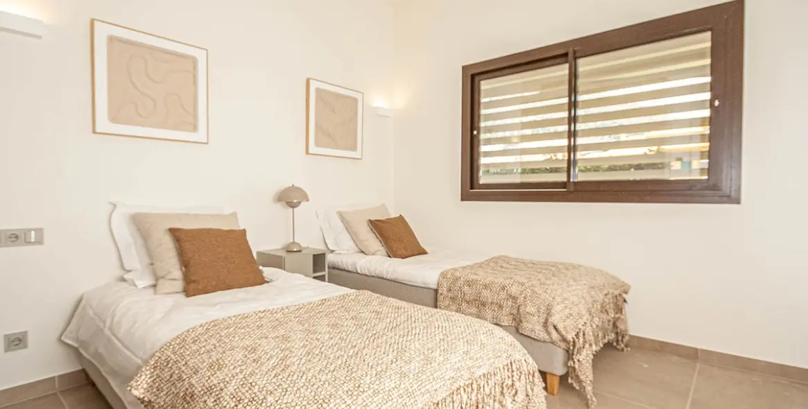 Sale of middle floor apartment in Higueron 8