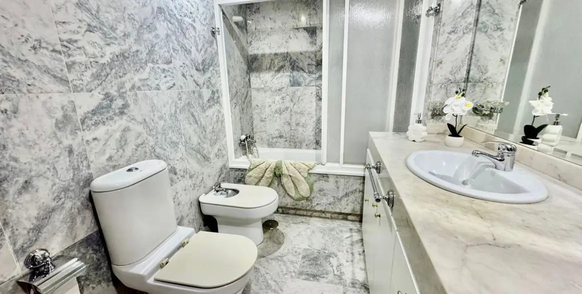 Sale of penthouse in Las Lagunas 10