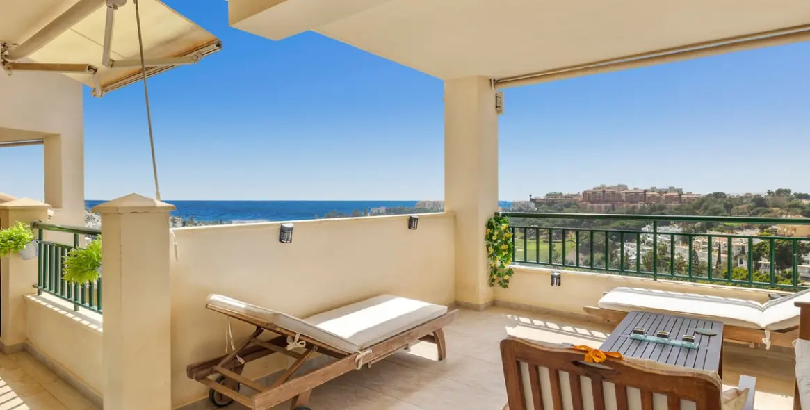 Sale of middle floor apartment in Torrequebrada 2