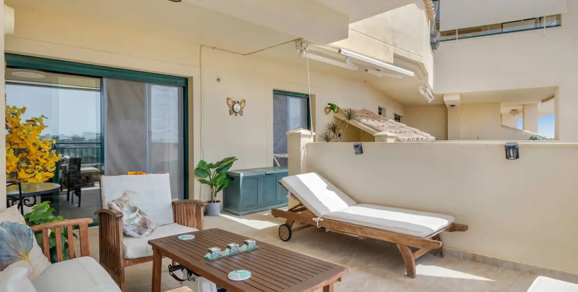 Sale of middle floor apartment in Torrequebrada 3