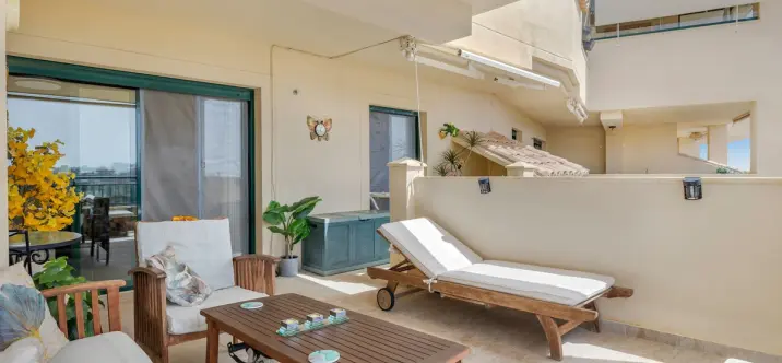 Venta de apartamento en planta media en Torrequebrada 2