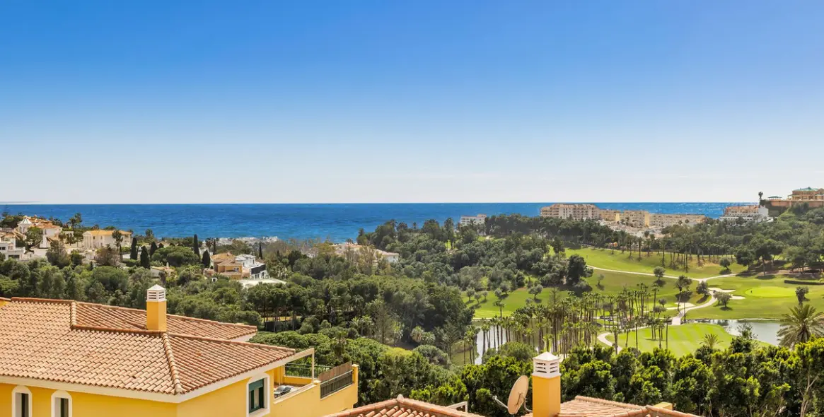 Sale of middle floor apartment in Torrequebrada 5