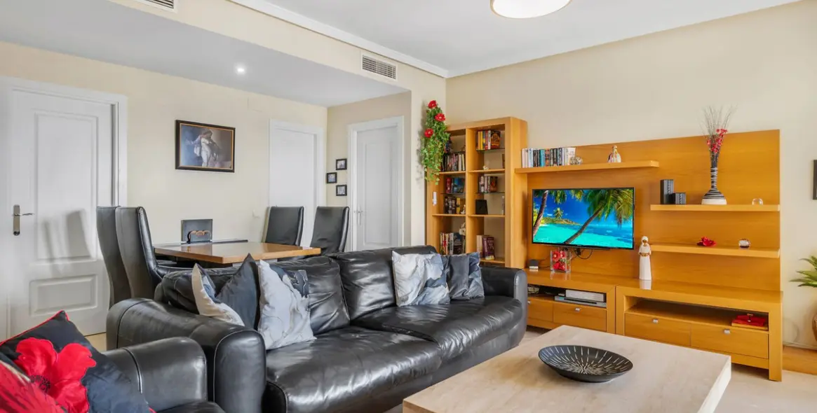 Sale of middle floor apartment in Torrequebrada 6