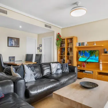 Venta de apartamento en planta media en Torrequebrada
