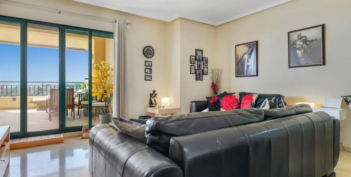 Sale of middle floor apartment in Torrequebrada 8