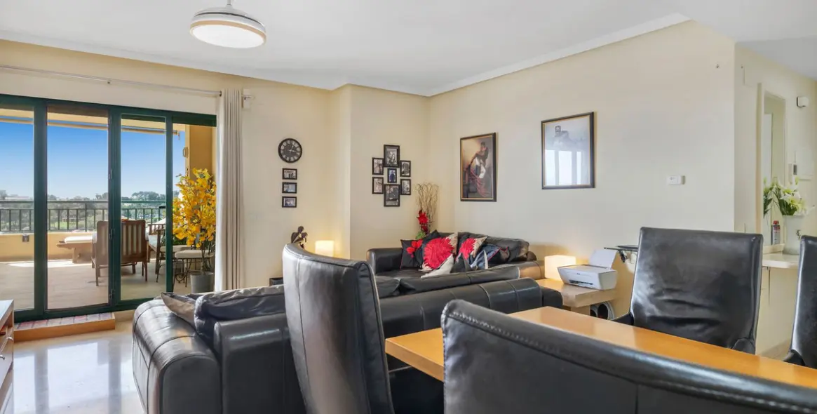 Sale of middle floor apartment in Torrequebrada 9