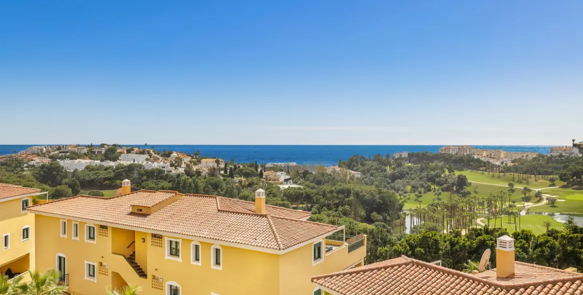 Sale of middle floor apartment in Torrequebrada 10