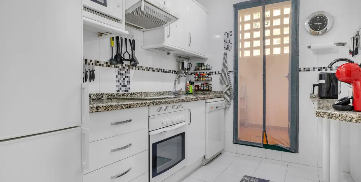 Sale of middle floor apartment in Torrequebrada 11