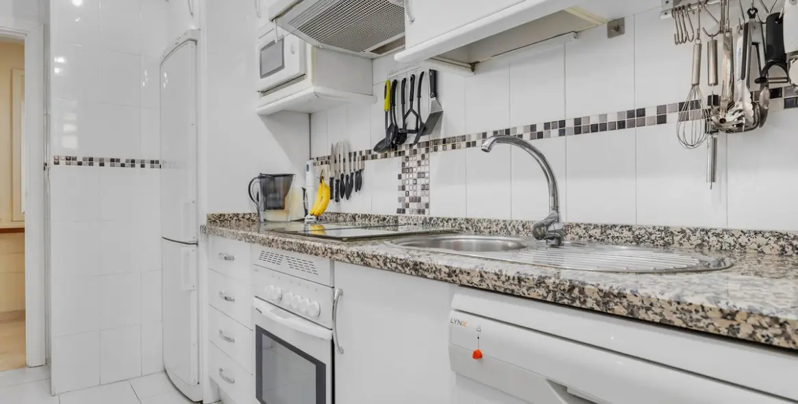 Sale of middle floor apartment in Torrequebrada 12