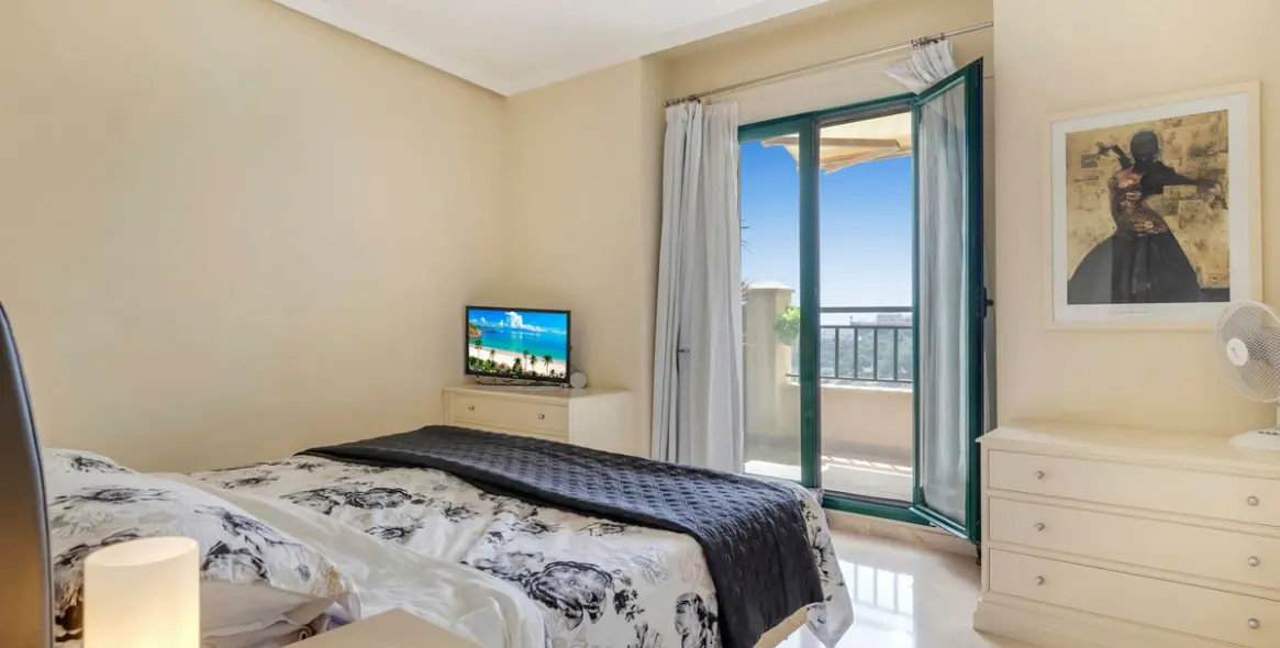 Sale of middle floor apartment in Torrequebrada 13
