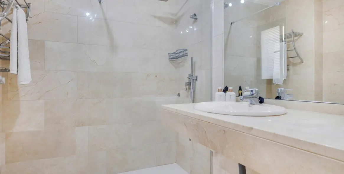 Sale of middle floor apartment in Torrequebrada 15