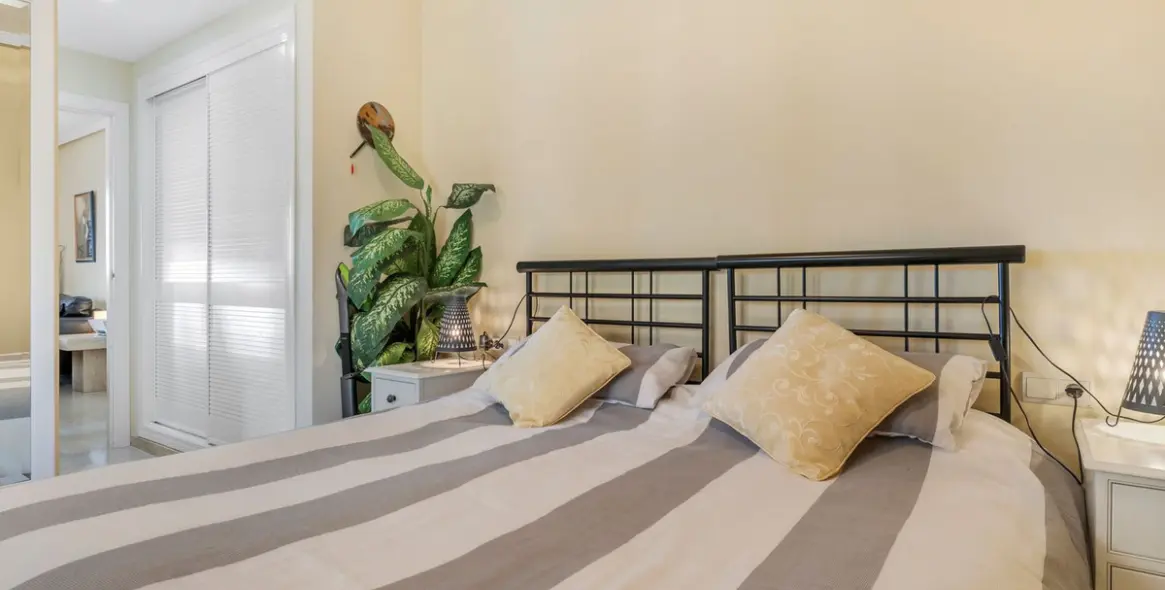 Sale of middle floor apartment in Torrequebrada 16