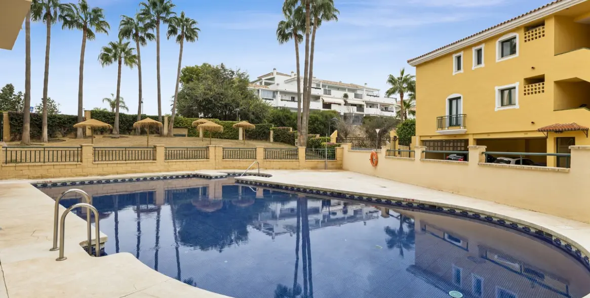 Sale of middle floor apartment in Torrequebrada 19
