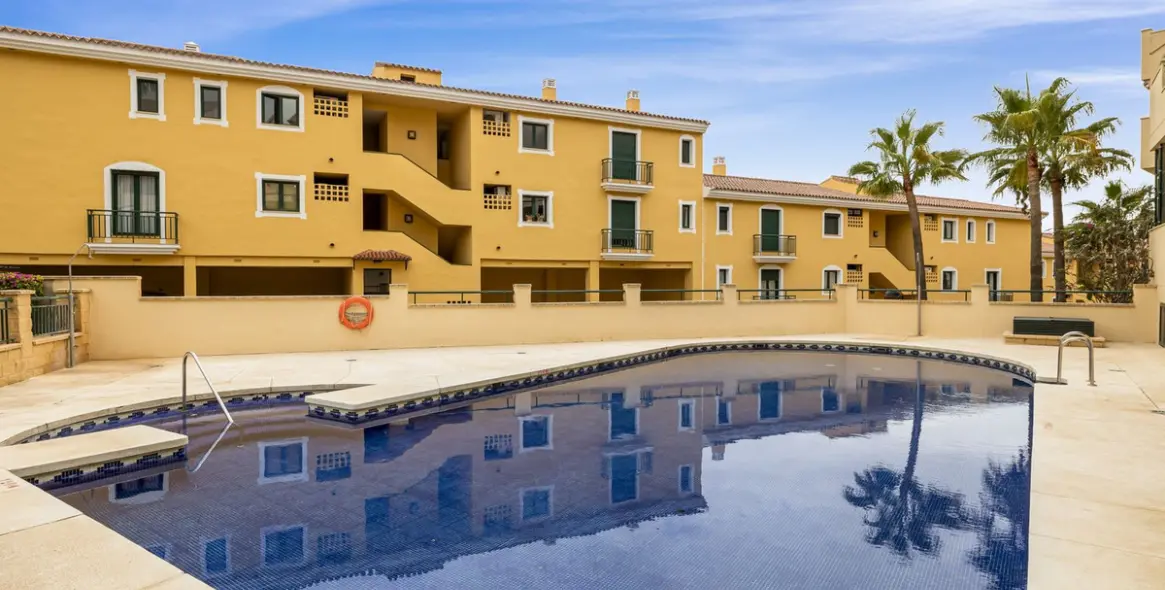 Sale of middle floor apartment in Torrequebrada 20