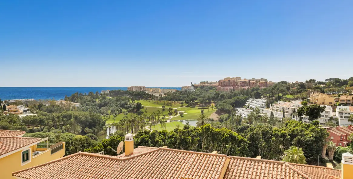Sale of middle floor apartment in Torrequebrada 21