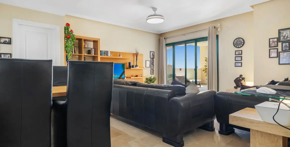 Sale of middle floor apartment in Torrequebrada 26