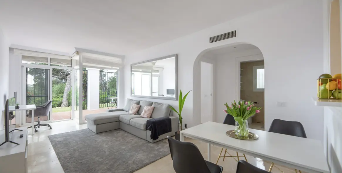 Venta de apartamento en planta media en Benahavís 1