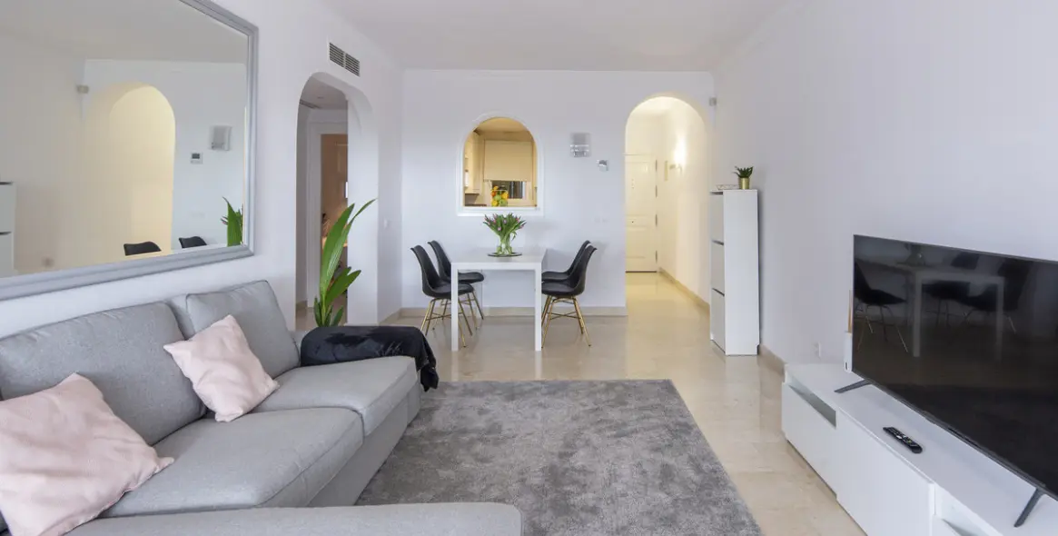Venta de apartamento en planta media en Benahavís 2