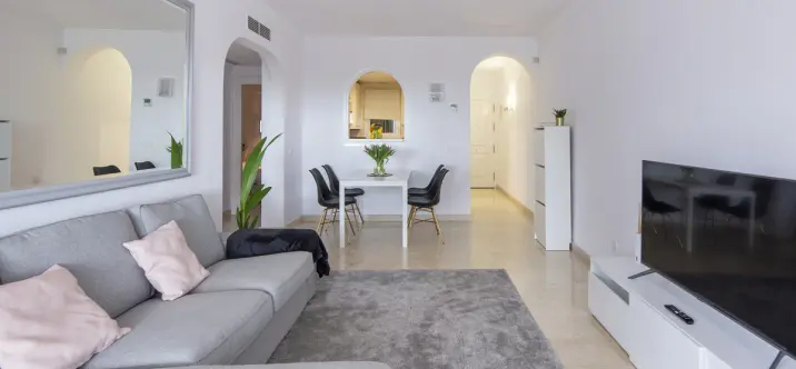 Venta de apartamento en planta media en Benahavís 1