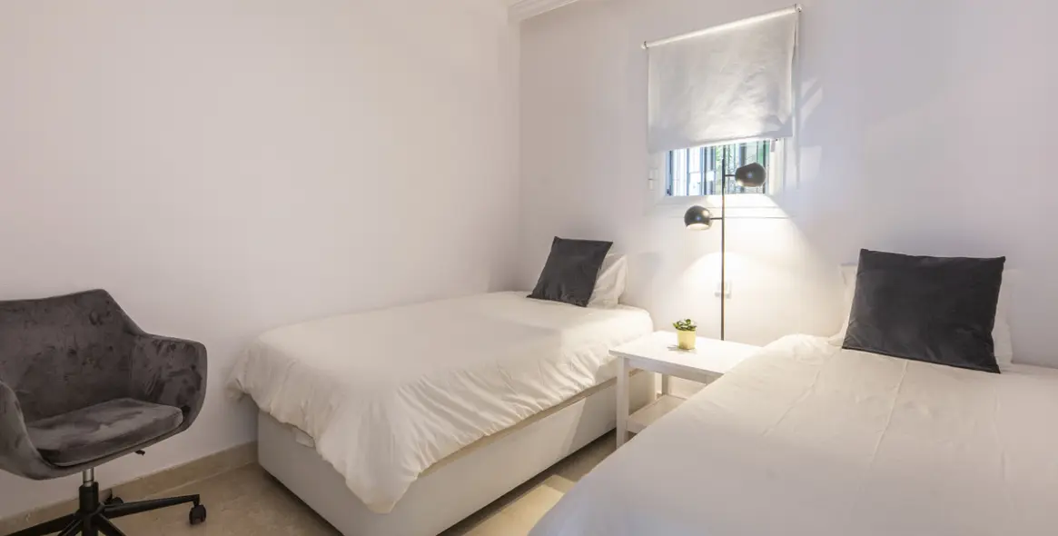 Venta de apartamento en planta media en Benahavís 5