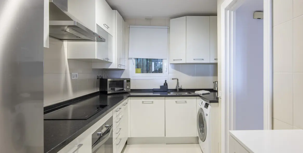 Venta de apartamento en planta media en Benahavís 10